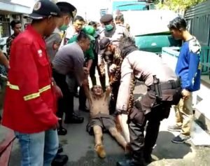 Lawan Petugas Dengan Sajam, Orang Gangguan Jiwa Bakar Rumah