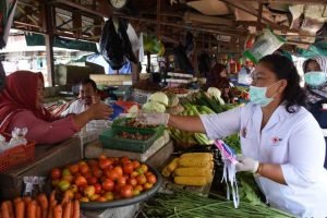 PMI Sanggau Bagikan Masker Untuk Pedagang