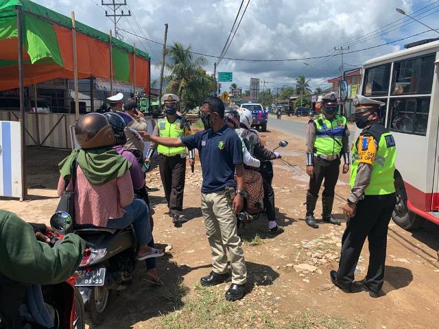 Pemeriksaan Suhu Tubuh Warga di Pintu Masuk Singkawang