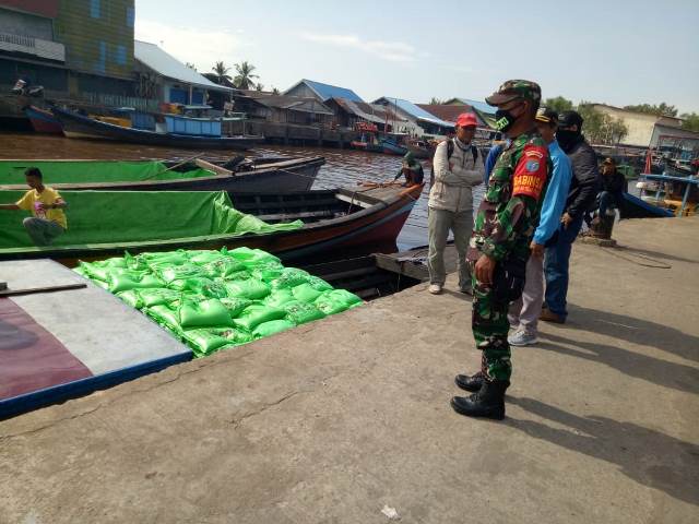 TNI Distribusikan Beras di Kubu Raya melalui Jalur Sungai