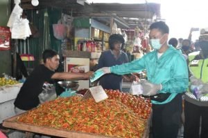 Pedagang di Pasar Tradisional Dapat Masker Gratis