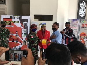 Warga Entikong Berikan Bantuan Untuk Penjaga Perbatasan