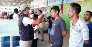 Warga Masuk ke Singkawang Diperiksa Dengan Thermo Scanner