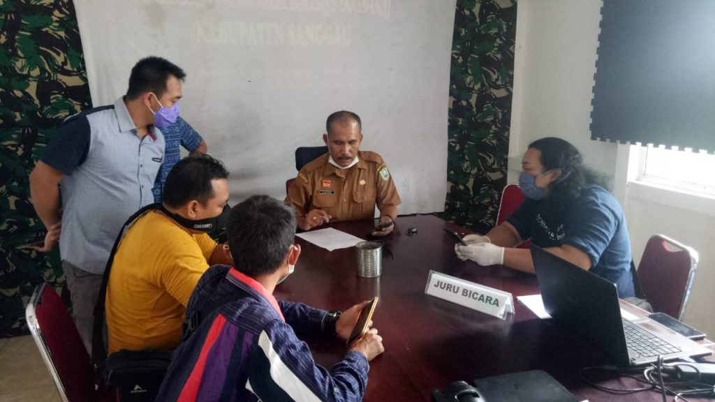 Plt Kepala Dinas Kesehatan Kabupaten Sanggau Ginting saat konfrensi pers terkait penambahan satu warga Sanggau positif covid-19