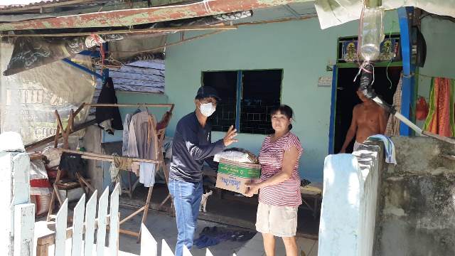 Warkop Ajang Berjuang Lewat Jalan Rusak Bagikan Sembako