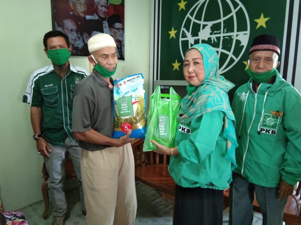 PKB Bagikan 125 Paket Sembako dan Masker