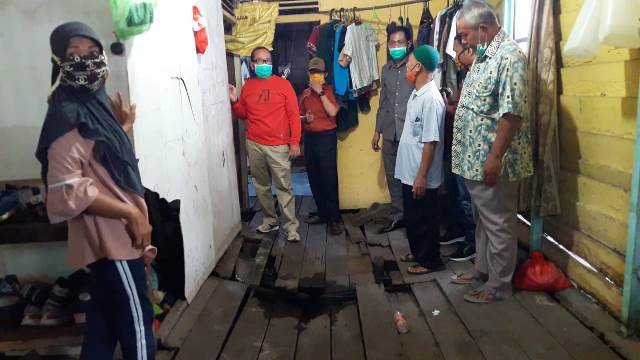 Viral di Medsos, Sebuah Rumah di Parit Baru Direhab