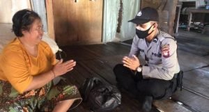 Bintara Polisi Baru Sumbangkan Gaji Pertama Belikan Sembako