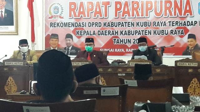 DPRD Kubu Raya mengkritisi capaian kinerja pemerintah daerah terhadap LKPJ Kepala Daerah Kubu Raya TA 2021 dalam rapat paripurna lewat vicon