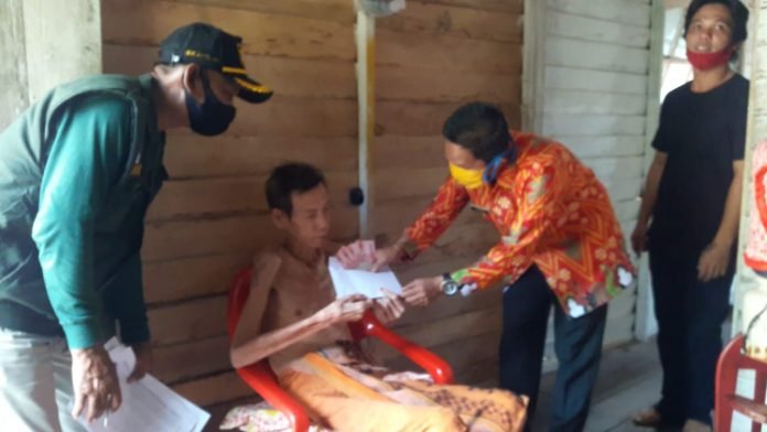 kades parit baru serahkan blt