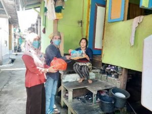 Raja Sanggau Bagikan Paket Sembako