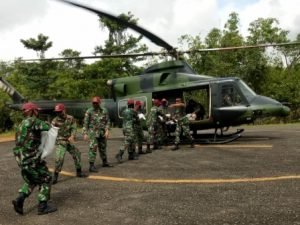 Satgas Yonif R 641/Bru Distribusikan Beras ke Sungkung Gunakan Heli