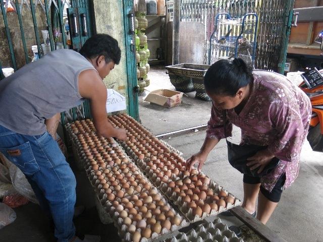 Harga Telur Ayam Ras Tembus Rp2.000 per Butir