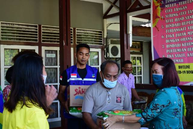 Sekda Sintang saat memberikan bantuan paket sembako kepada penyandang disabilitas dan mahasiswa.