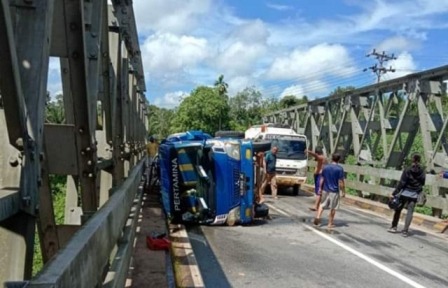 Truk Tangki BBM Terbalik di Jembatan Dusun Binjai