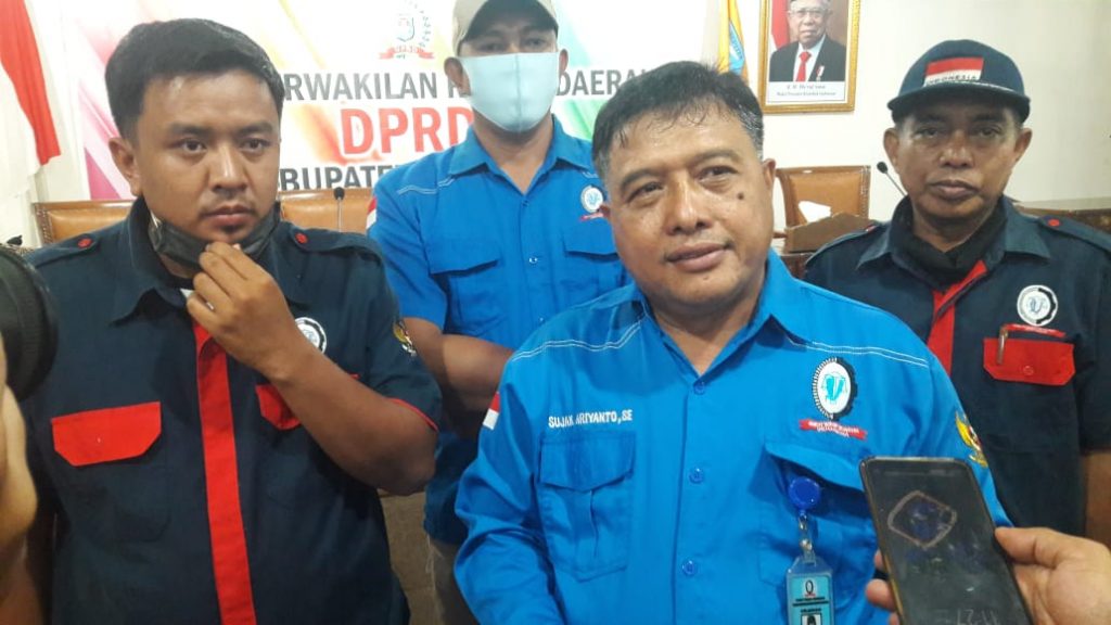 Perwakilan karyawan dari dua desa didampingi SBSI Kubu Raya lakukan aksi demo ke Kantor DPRD Kubu Raya menyampaikan tuntutan soal pesangon.