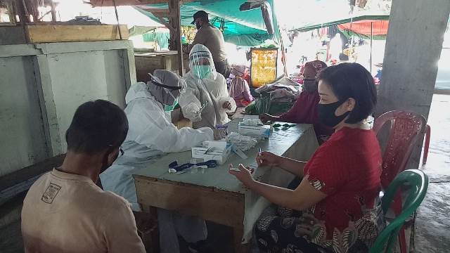 Sejumlah pedagang pasar Senggol di Jalan Barito Kelurahan Ilir Kota mengikuti rapid test massal.