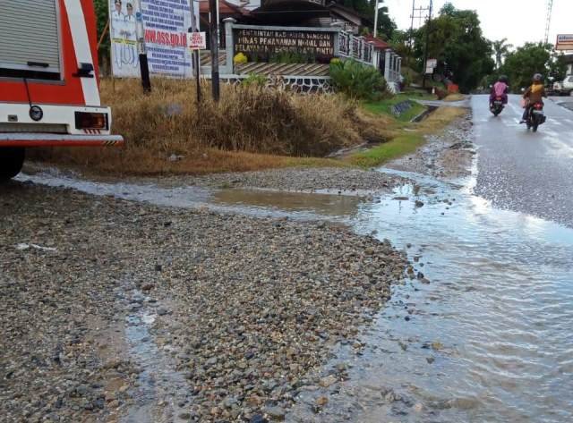 Kondisi Jalan Kini Balu tergerus hujan mengakibatkan material bebatuan keluar.