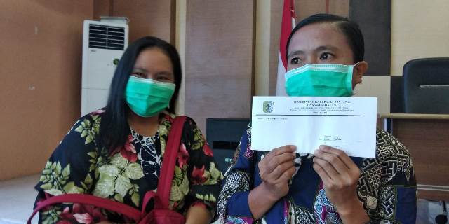 Cici pasien covid-19 yang dinyatakan sembuh dengan menunjukan bukti hasil swab.