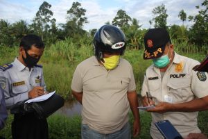 Layangan Jatuh di Landasan Pacu Bandara Supadio