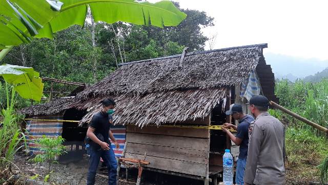 Polisi sedang memasang garis polisi di pondok tempat ditemukannya mayat