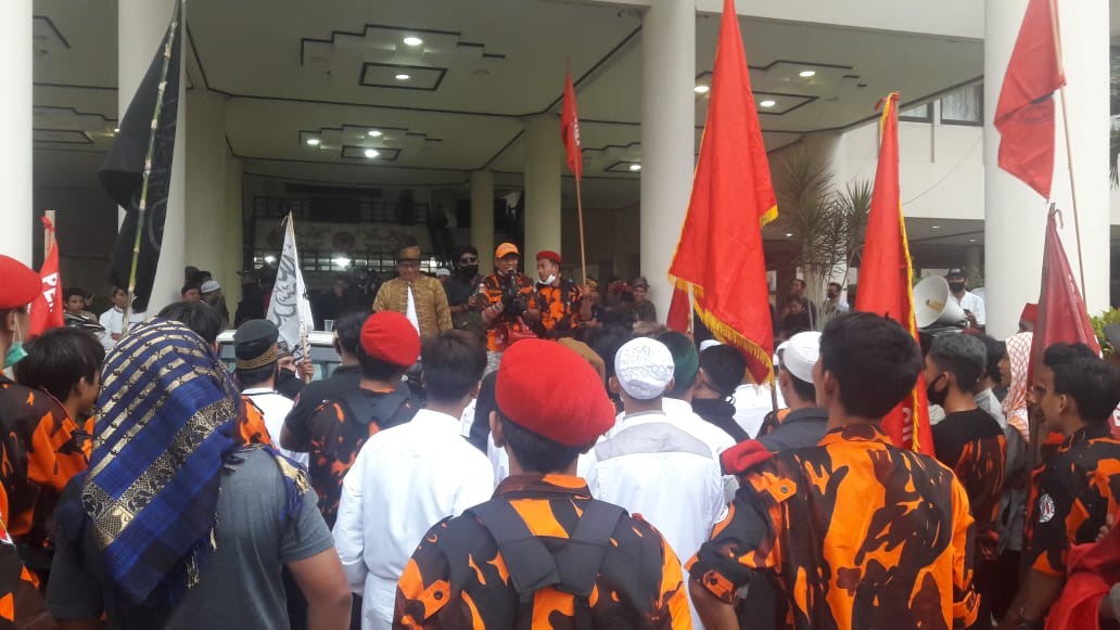 Massa saat menggelar aksi demo di DPRD Kalbar menolak RUU HIP.