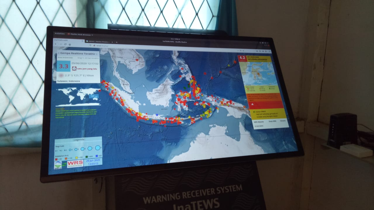 Peralatan informasi gempa atau warning receiver system (WRS) bantuan dari BMKG kepada BPBD Sanggau.