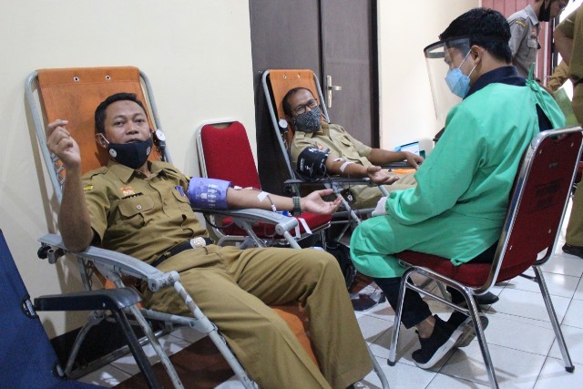 Kepala Dinas Kominfo saat donor darah dalam rangka hari donor darah sedunia