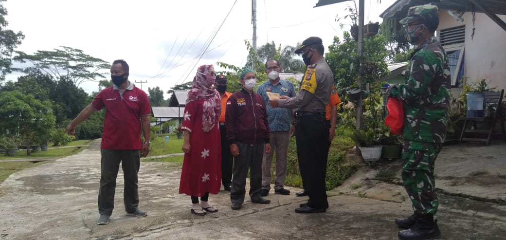 Penyerahan surat keterangan sembuh dari Dinas Kesehatan yang diserahkan tim Gugus Tugas Percepatan Penanganan COVID-19 Kabupaten Sanggau