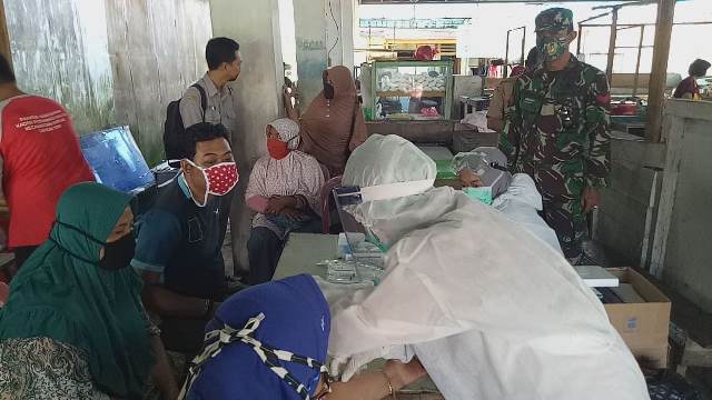 Puskesmas Sanggau dan tim gugus tugas percepatan penanganan covid-19 serta Kecamatan Kapuas melakukan rapid tes massal di pasar tradisional