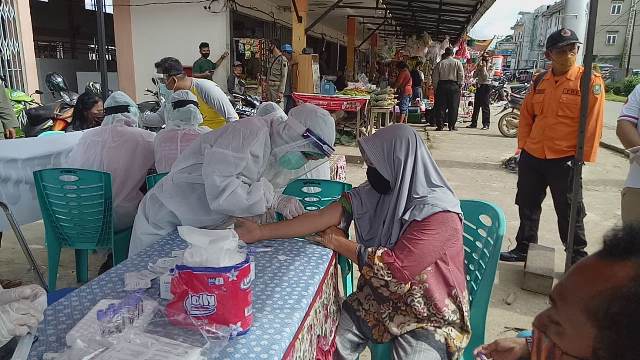 Tim Gugus Tuga Covid-19 sedang melakukan rapid tes terhadap pedagang di Pasar Jarai