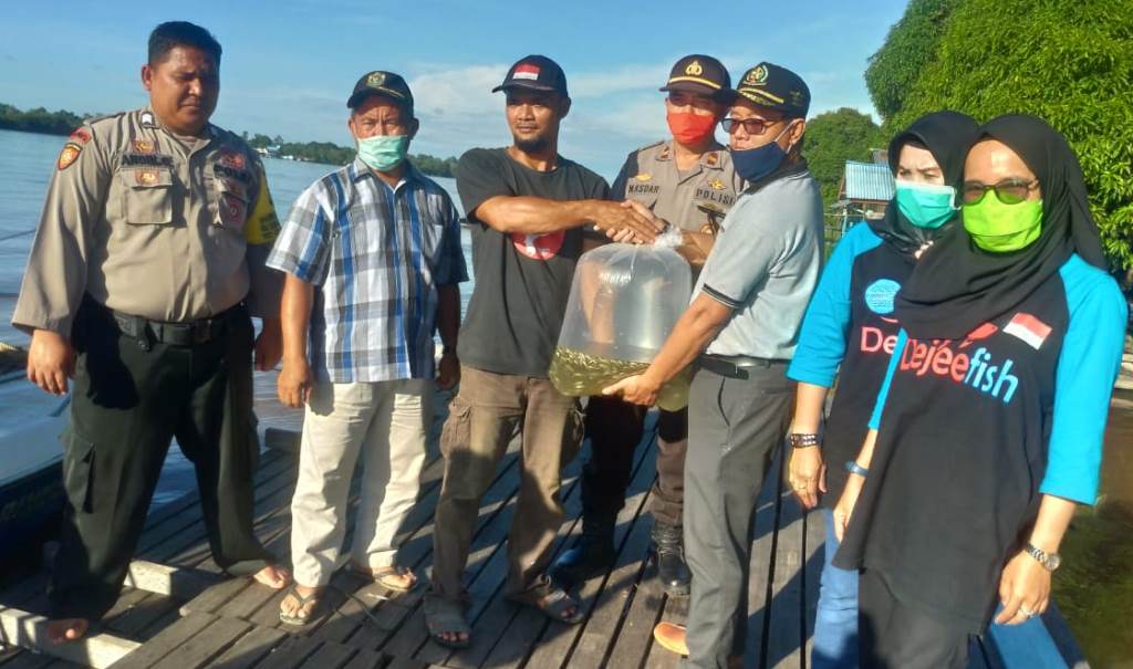 Perwakilan masyarakat Desa Tanjung menerima bantuan bibit ikan 10 ribu ekor dari Dinas Ketahanan Pangan, Pertanian dan Perikanan (DKP3)