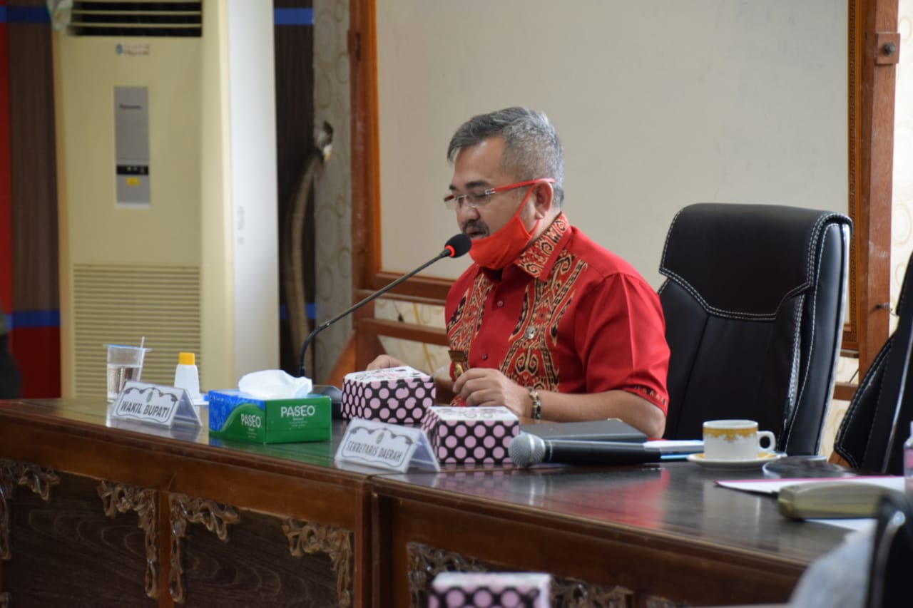 Wakil Ketua Tim Gugus Tugas Percepatan Penanganan Covid-19 Sekadau, Aloysius saat menyampaikan hasil terkini perkembangan kasus covid-19 di Sekadau