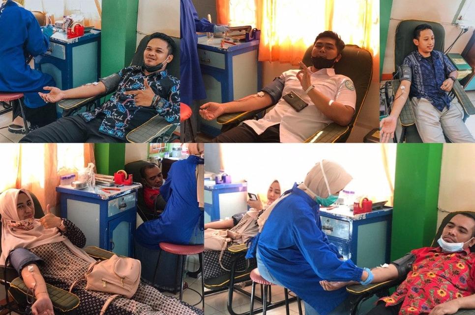 Karyawan BPJS Kesehatan Kantor Cabang Singkawang melakukan aksi donor darah memeriahkan HUT ke-52 BPJS Kesehatan.