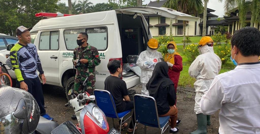 Dinkes dan TNI melakukan tes swab bagi masyarakat yang tidak menggunakan masker di Kota Pontianak sebagai salah satu upaya mendisiplinkan masyarakat guna memutuskan mata rantai covid-19.