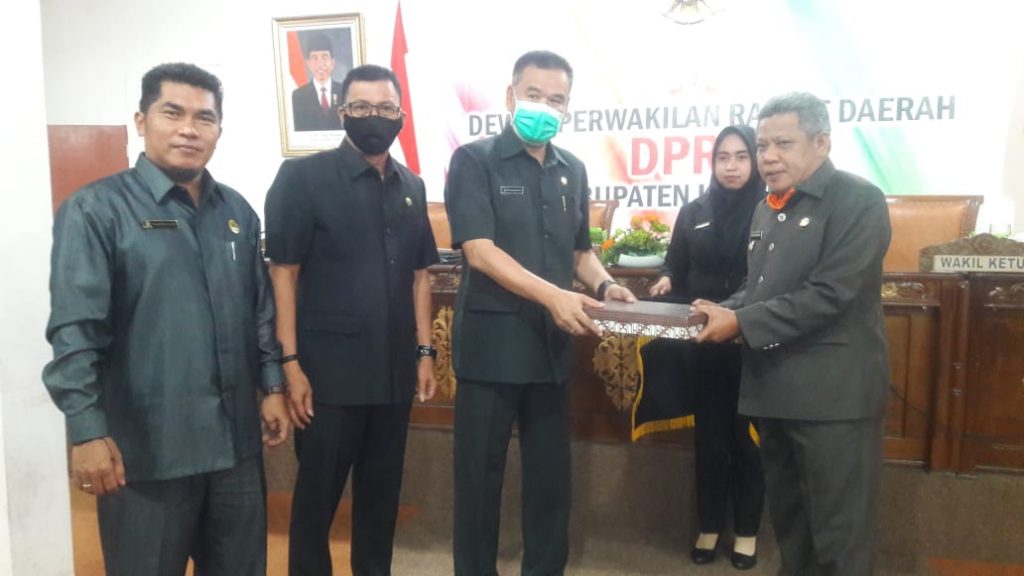 Ketua DPRD Kubu Raya saat menyerahkan PU Fraksi kepada Bupati Kubu Raya.