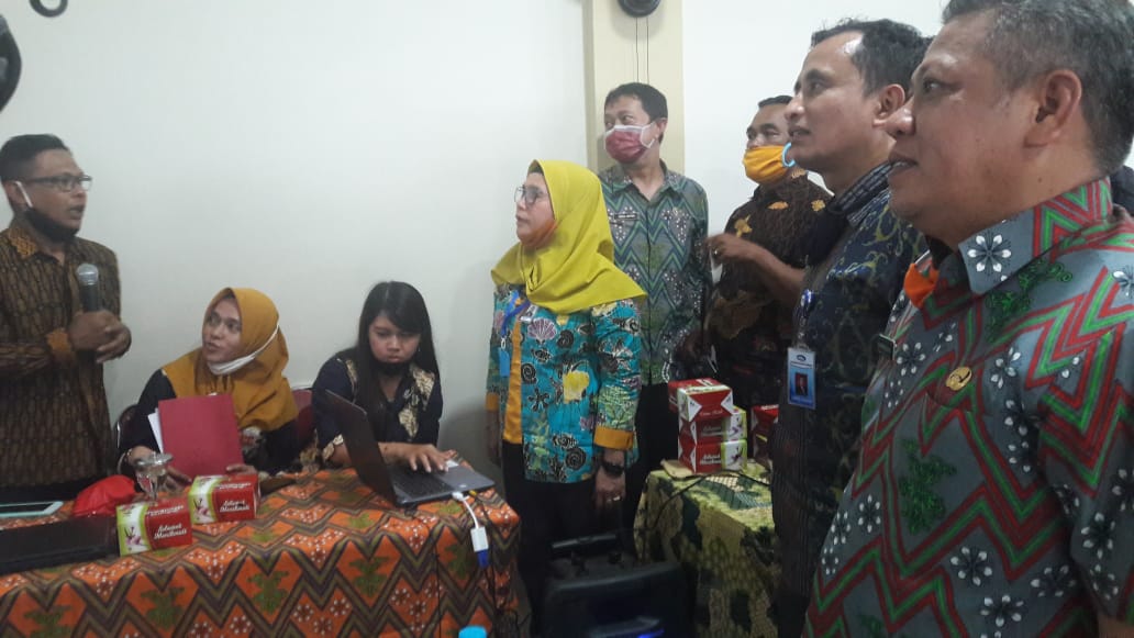 Wakil Ketua KPK RI didampingi Kepala BPKP Kalbar, Bupati Kubu Raya dan Dirut Bank Kalbar menyaksikan langsung penerapan sistem transaksi nontunai di Desa Parit Baru.