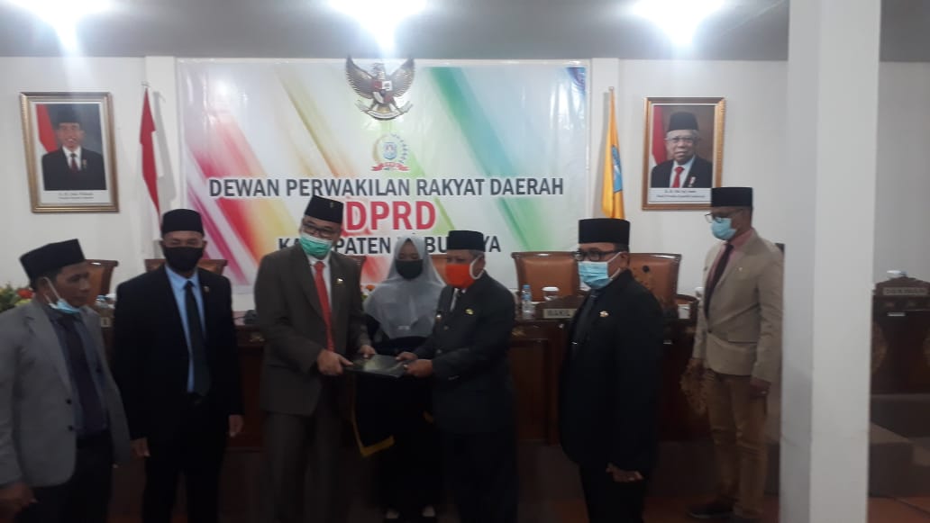 Bupati Kubu Raya Muda Mahendrawan saat menyerahkan pidato pengantar laporan pertanggung jawaban pelaksanaan APBD 2019 kepada Ketua DPRD Kubu Raya.
