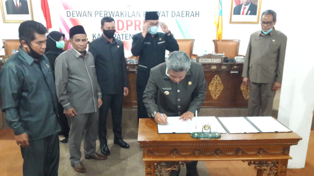 Bupati Kubu Raya menanda tangani draft Perda lima desa disaksikan unsur pimpinan DPRD Kubu Raya.