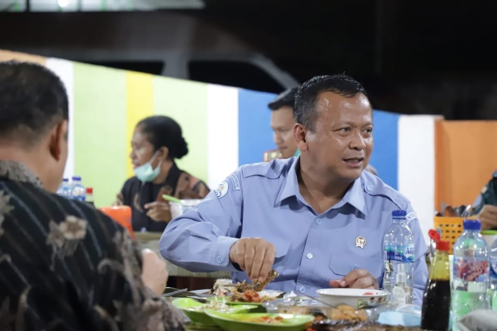 Menteri Kelautan dan Perikanan Edhy Prabowo saat makan pecel lele di salah satu lamongan yang ada di Kota Pontianak