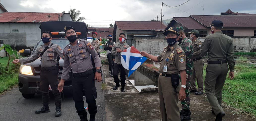 Tim gabungan yang terdiri dari Satpol PP Kota Pontianak, Kodim 1207/BS Pontianak dan Polresta Pontianak Kota menggelar penertiban layangan.