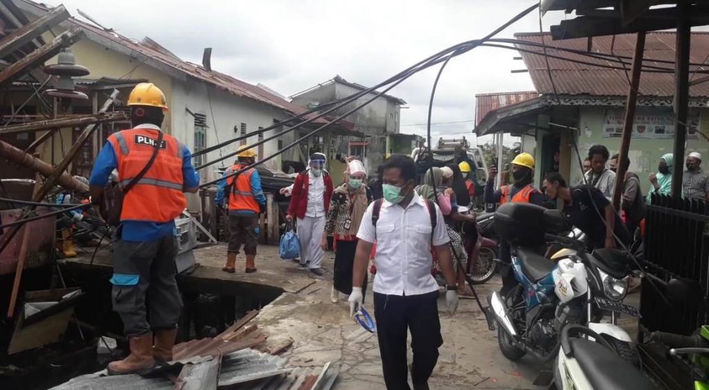 Petugas Kesehatan dari Puskesmas Perumnas II saat turun ke lapangan memantau dan mengecek kondisi kesehatan warga yang terdampak puting beliung