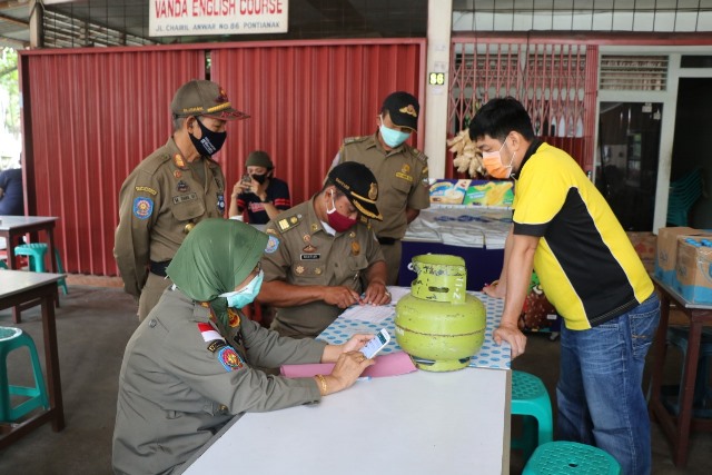 Tim gabungan terdiri dari Satpol PP, Dinas Koperasi Usaha Mikro dan Perdagangan (Diskumdag) Kota Pontianak beserta Hiswana Migas merazia pelaku usaha yang gunakan gas elpiji.