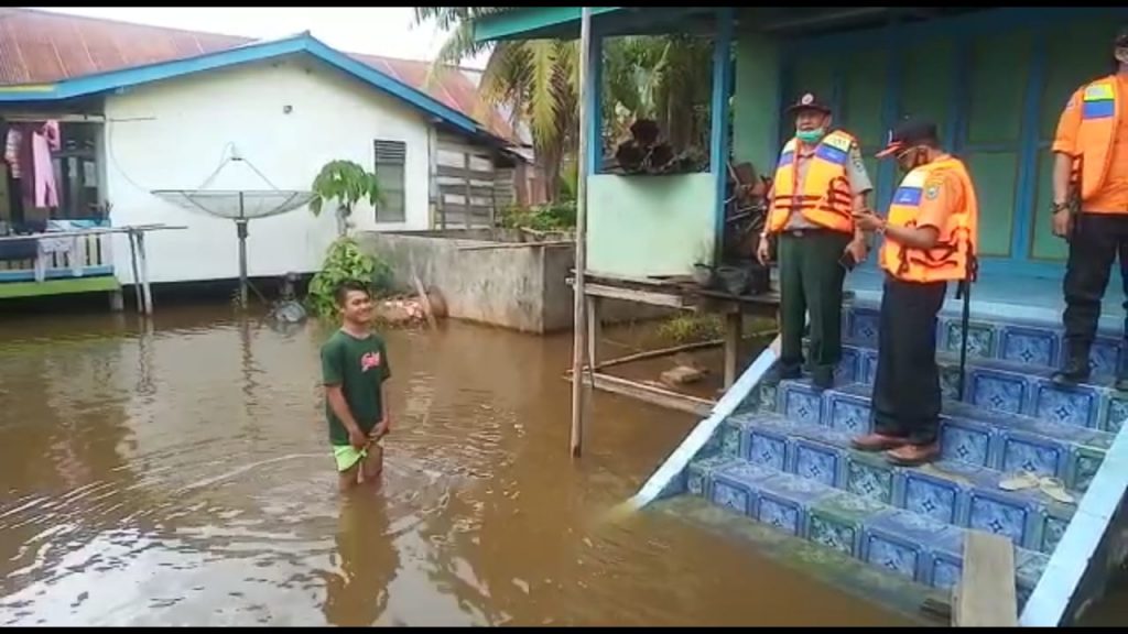 Kepala Pelaksana BPBD Sanggau tinjau rumah warga yang berada di tepian Sui Kapuas.