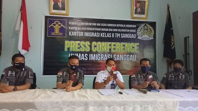 Kantor Imigrasi Sanggau konfrensi pers terkait diamankannya tiga WNA asal RRC yang dilepaskan kembali.