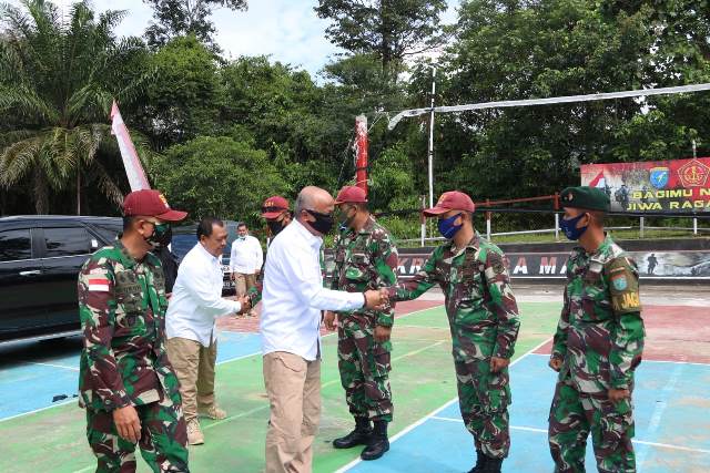 Komandan Satgas Yonif R-641/Beruang menerima kunjungan kerja Kepala BIN Daerah (Kabinda) Kalimantan Barat di Pos Komando Taktis (Kotis) Satgas Yonif R-641/Beruang.