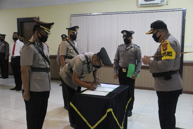 Kapolres memimpin upacara sertijab dua perwira di Polres Sanggau.