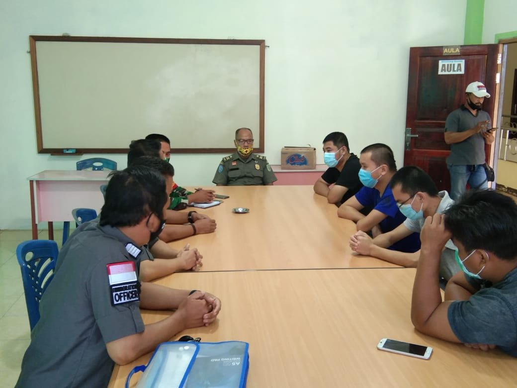 Sat Pol PP Sanggau saat menginterogasi tiga warga RRC tanpa dokumen yang terjaring razia pekat di Kecamatan Tayan Hilir Jumat (17/7) lalu.