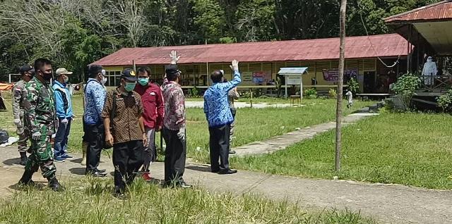 Wakil Bupati Yohanes Ontot saat mengunjungi warga Sui Bemban yang sedang jalani isolasi.