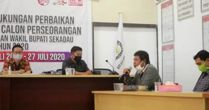 LO bakal pasangan calon perseorangan AYO saat datangi KPU Sekadau